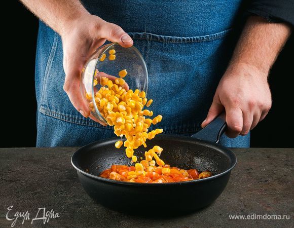 Добавьте кукурузу к креветкам.