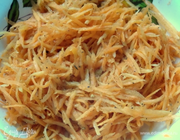 Если у вас вдруг не оказалось моркови по-корейски, то можно быстренько сделать ее самому. Просто натереть морковь, добавить побольше всяких перцев и полить уксусом, но немного. Оставить на 10 мин. Такая морковь вполне подойдет для рулета. Она и мягкая, и пряная.