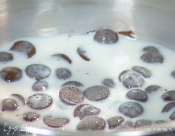 В сотейник положить шоколадные капли или измельченную часть шоколадной плитки. Добавить молоко. Растопить шоколад при невысокой температуре.