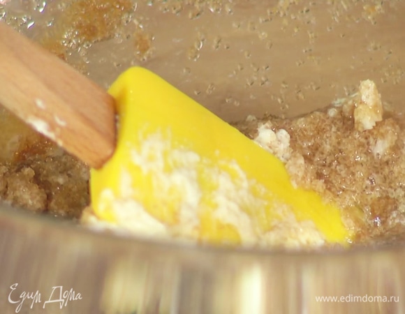 В глубокую миску насыпать сахар, добавить мягкое сливочное масло, куриные яйца, соль. Растереть все до однородной консистенции с помощью лопатки.