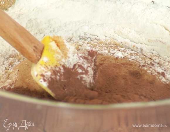 Добавить третью часть муки, разрыхлитель, какао-порошок. Снова вымешать лопаткой