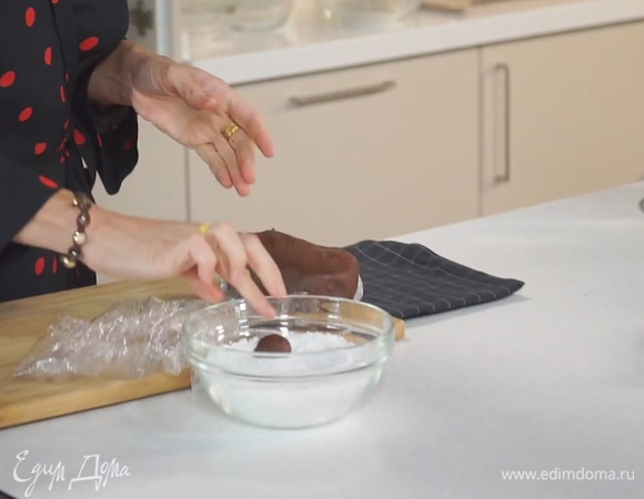 Достать тесто из холодильника, скатать шарики произвольного размера и обвалять в сахарной пудре.