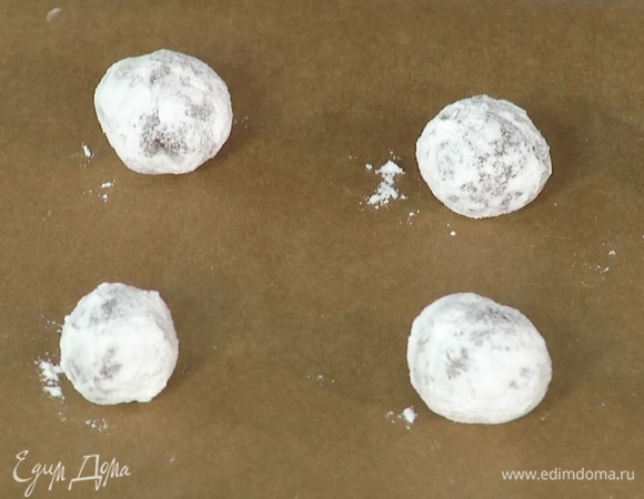 Противень застелить бумагой для выпечки. Выложить шарики на небольшом расстоянии друг от друга.