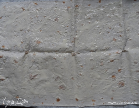 Лаваш смазать майонезом, соусом или сметаной.