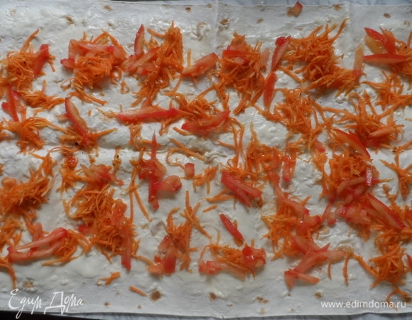 Выложить равномерно морковь. Добавить помидор, нарезанный соломкой.