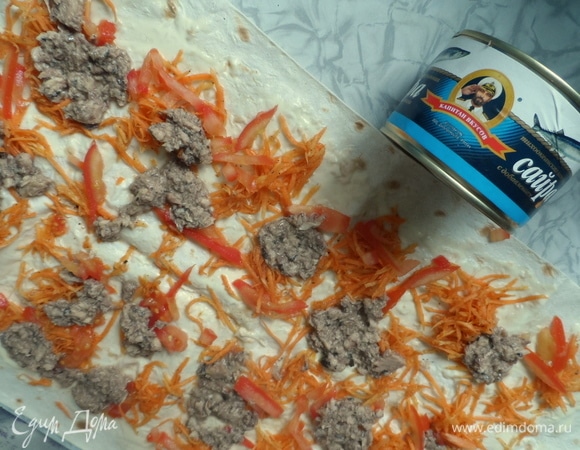 Сайру ТМ «Капитан Вкусов» размять в банке вилкой и тоже по возможности распределить равномерно на лаваше.