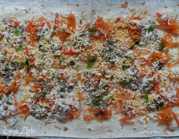 Сверху натереть яйца. Можно еще натереть сыр, тоже очень вкусно. Добавить зелень.