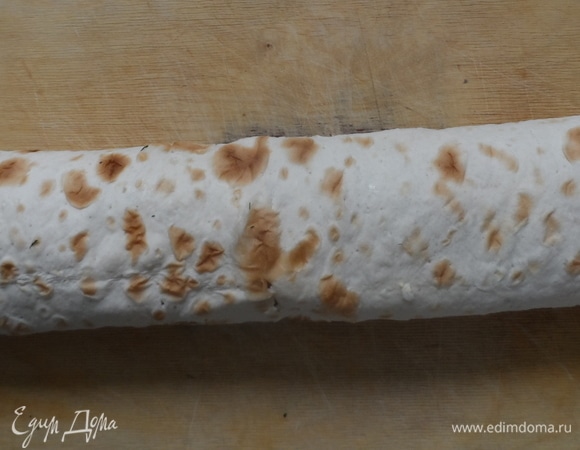 Свернуть лаваш рулетом и поставить в холодильник для пропитки.