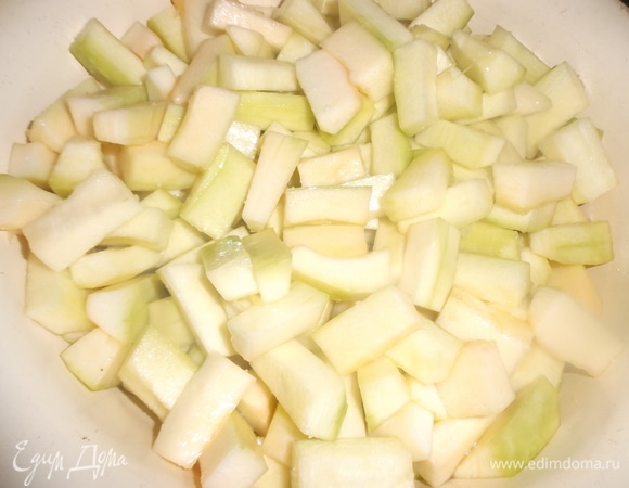 Кабачки вымыть, почистить. Удалить семена. Разрезать на крупные кусочки. Посыпать солью и перемешать. Оставить на 40 минут, чтобы выделился сок. Изредка перемешивать.