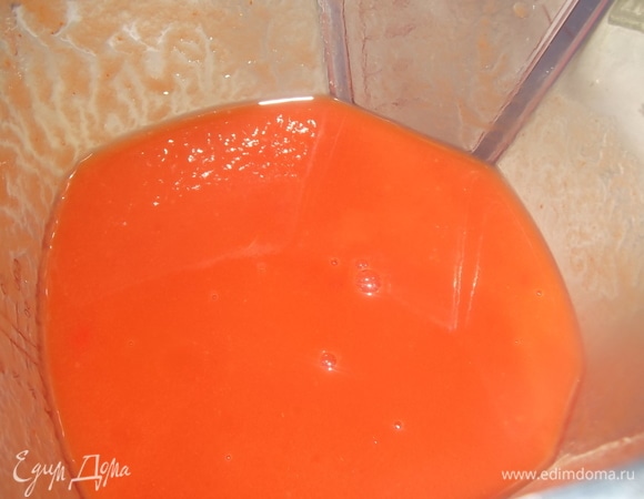 В выделившийся сок добавить воды. Объем должен составить 500 мл. Мне понадобился 1 стакан. Добавить томатную пасту. Перемешать.