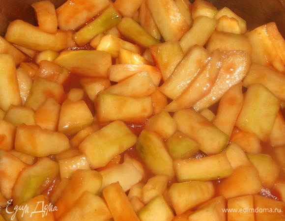 В кастрюлю налить растительное масло. Выложить кабачки. Залить томатом. Довести до кипения. Добавить сахар, уксус, душистый и острый перцы.