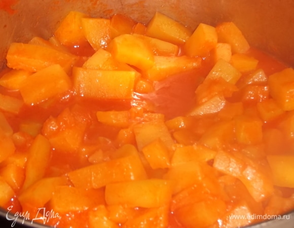 Варить под крышкой на тихом огне, помешивая, 40–45 минут.