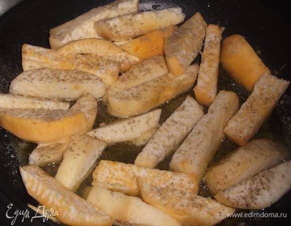 Нарезать и выложить в сковороду с разогретым маслом. Посолить, поперчить.