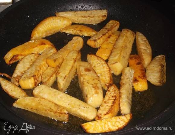 Жарить до готовности, пока не станет мягкой. Посыпать зеленью, полить сметаной. Приятного аппетита!