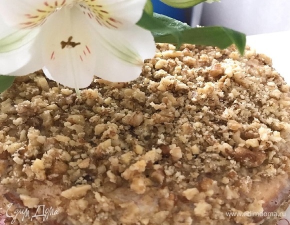 Взбейте яйца с сахаром. Взбивайте на средней скорости до тех пор, пока масса не увеличится в три раза. При этом она станет почти белой.