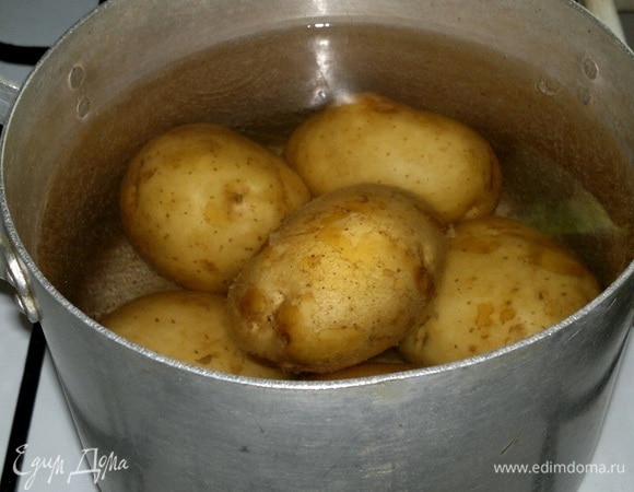 Картофель вымыть. Отварить в мундире до полуготовности.