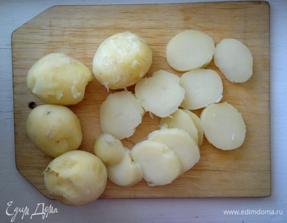 Картофель остудить до теплого состояния, очистить от кожуры. Нарезать тонкими кружками.