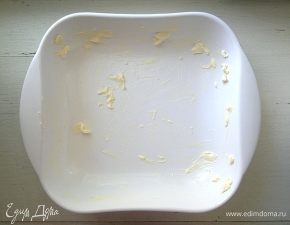 Форму для запекания смазать кусочком сливочного масла. Сыр натереть на средней терке.