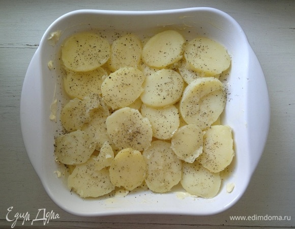 Выложить в форму кружки картофеля, слегка посыпая солью и перцем.