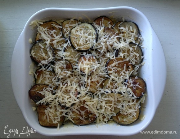Посыпать половиной натертого сыра.