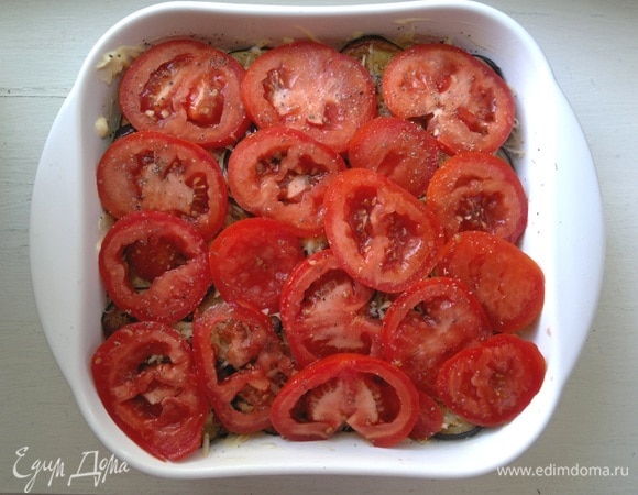 Выложить кружки помидоров в форму.