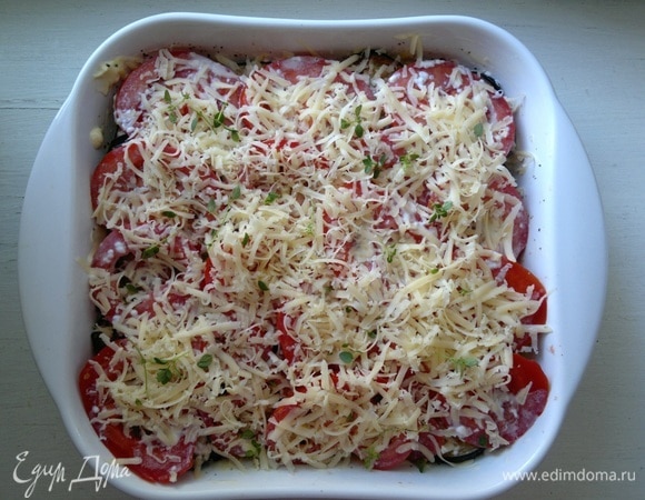 Тимьян помыть, обсушить, оборвать листочки и посыпать запеканку. У меня домашний тимьян с очень мелкими листочками. Поставить запеканку в духовку, разогретую до 180°C, на 30–35 мин.