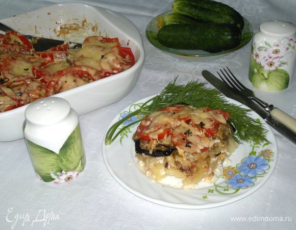 Запеканку подавать горячей. Разрезать на порции, украсить любимой зеленью.
