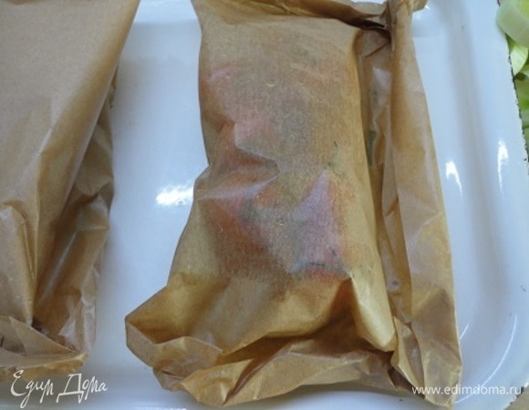 Плотно запечатайте пергамент и запекайте в духовке 20 минут при температуре 200°C.