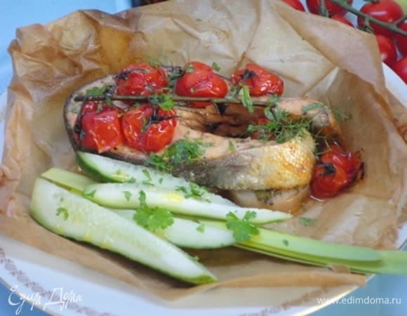 Подавайте прямо в бумаге для запекания, посыпав мелко порубленной петрушкой.