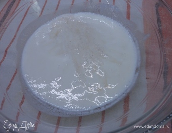 Раскрошите дрожжи в миску для замешивания теста. Влейте теплый кефир и мешайте, пока дрожжи не растворятся. Добавьте 1 ч. л. сахара. Оставьте в теплом месте, чтобы дрожжи «ожили».