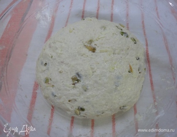 Начинайте понемногу добавлять муку. Используйте столько, сколько тесто возьмет — может больше, может меньше. Накройте тесто и оставьте в теплом месте для подъема.