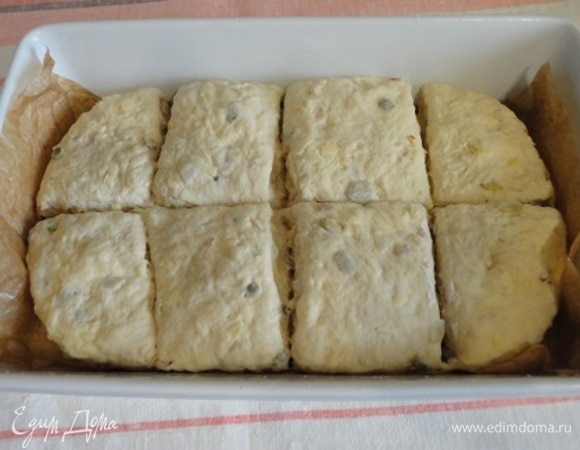 Подошедшее тесто обомните. Выложите в прямоугольную или квадратную форму и разрежьте ножом. Вновь дайте тесту подняться.