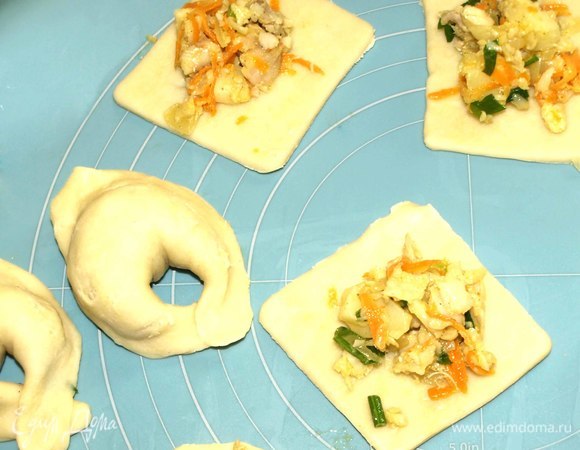Кладем начинку и защипываем, как пельмени. Такая форма для пирожков не обязательная.
