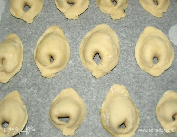 Выкладываем на противень, застеленный пекарской бумагой. Отправляем в заранее разогретую до 180°C духовку на 20 минут (время зависит от вашей духовки) или пока пирожки не станут золотистого цвета.