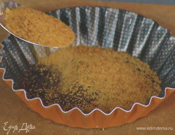 На дно каждой формочки для выпечки насыпать немного сахара.