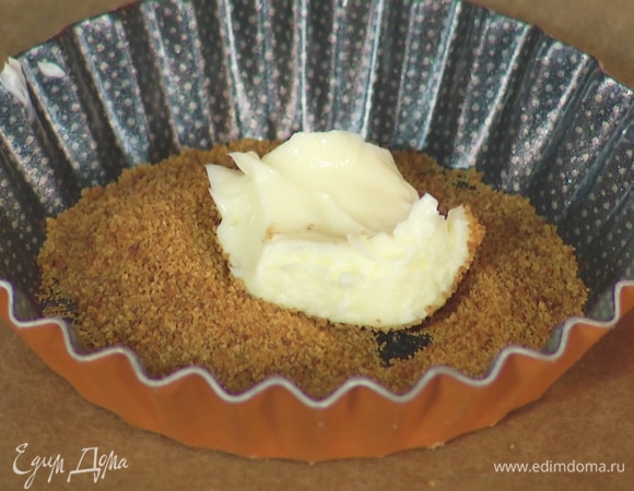 Сверху на сахар положить сливочное масло.