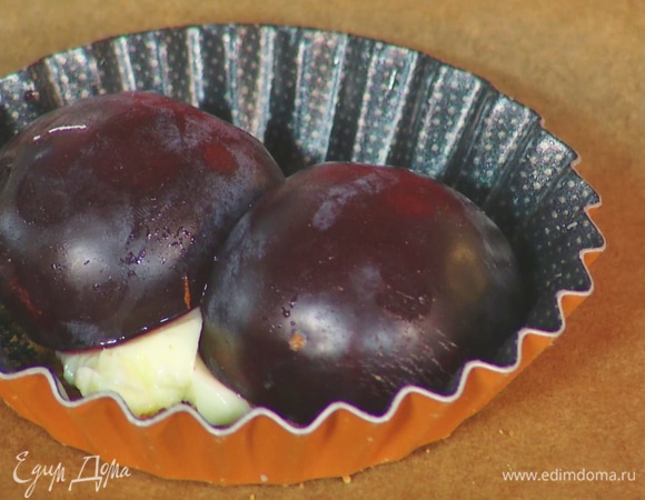 Каждую сливу разрезать пополам, вынуть косточку. В каждую формочку положить две половинки сливы сверху на масло.