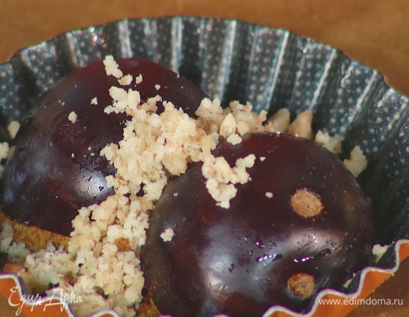 Посыпать сливы тертым марципаном.