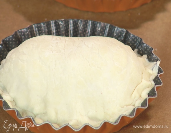 Сливы накрыть тестом, прижимая его по краю, чтобы получилась шапочка.