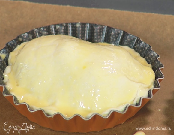 Половину яичного желтка смешать с молоком и смазать заготовки. Слегка посыпать солью.