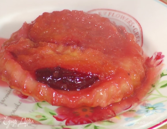 Каждое пирожное перевернуть на тарелку, стараясь сохранить весь сок.