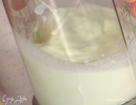 Пока пирожные немного остынут, взбить сливки с сахарной пудрой.