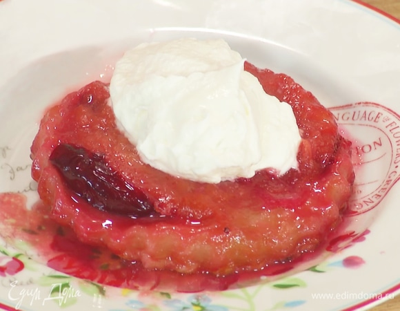 На каждое пирожное положить сверху немного взбитых сливок.