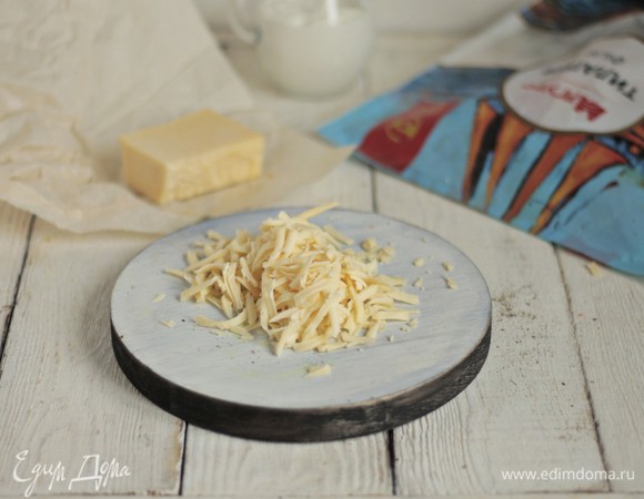 Натираем на крупной терке сыр.