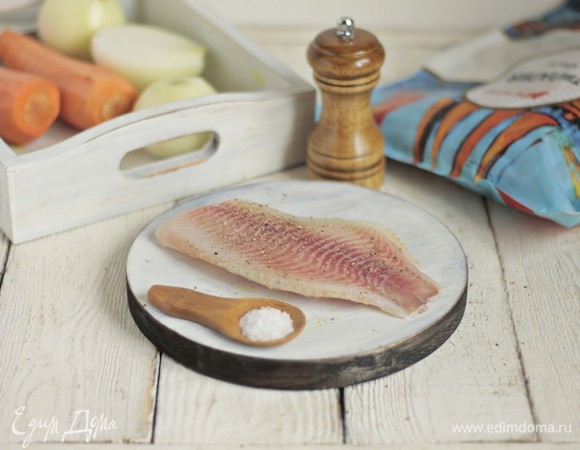 Филе тилапии ТМ «Магуро» моем, высушиваем бумажным полотенцем. Солим и перчим, откладываем в сторону.