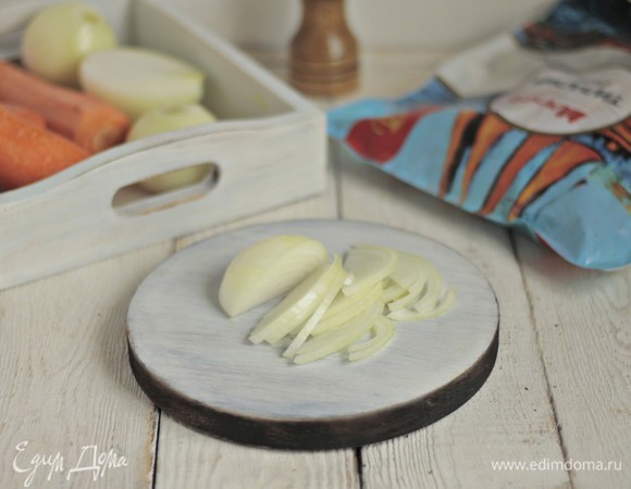 Лук очищаем и режем полукольцами.