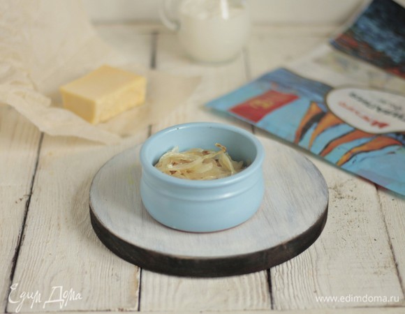 Затем слой лука.