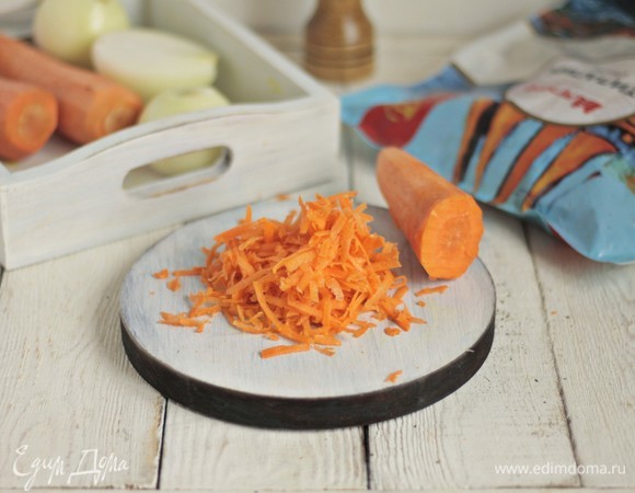 Морковь чистим и натираем на крупной терке.