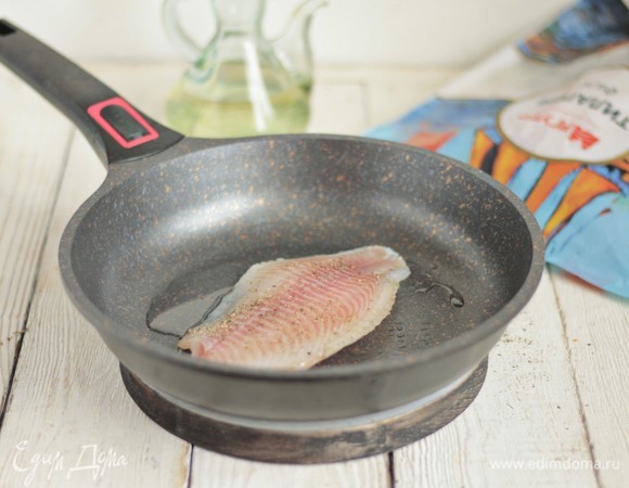 Разогреваем сковороду с растительным маслом и на большом огне быстро обжариваем филе с двух сторон до полуготовности.