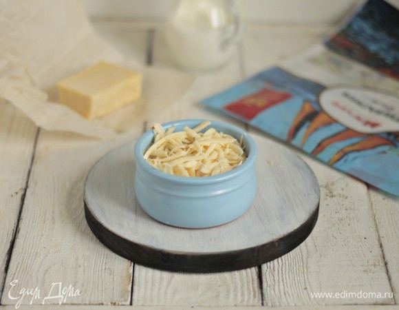 Посыпаем рыбу тертым сыром. Ставим в нагретую до 180°C духовку на 20 минут.